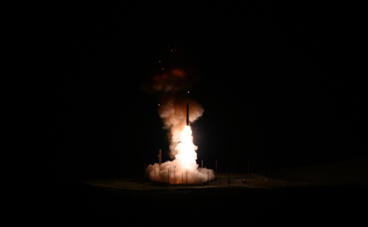 US Test Fires 'Minute Man III' ICBMとB-52爆撃機は、プーチンに対する力のショーで、英国のRaf Fairfordで着陸しますか？