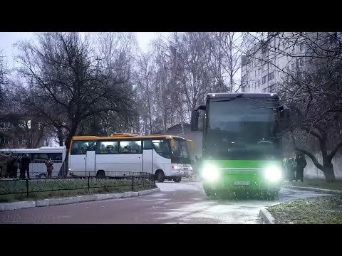 150人のウクライナのディフェンダーは、ロシアの捕虜の後に帰国します