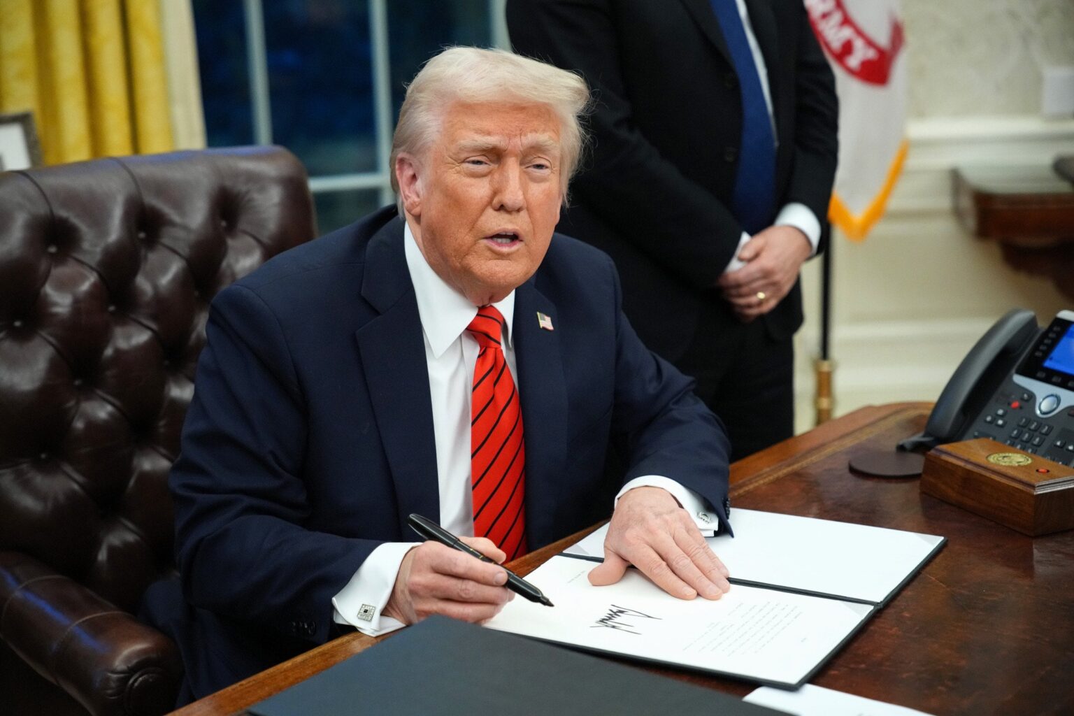 トランプは最高裁判所に、人々を解雇するために「無制限の力」を与えたと伝えます
