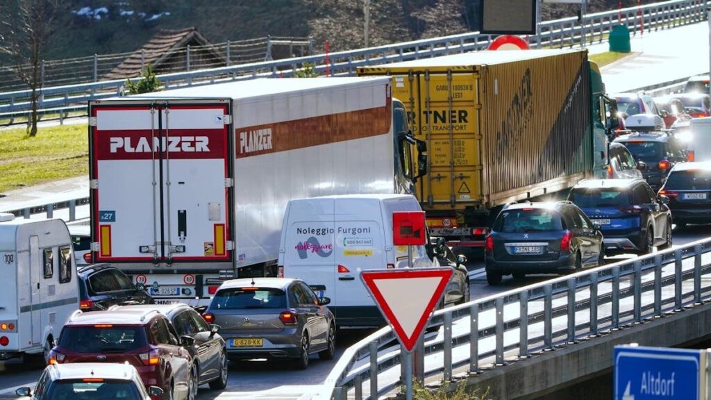 自動車メーカーは戻って、電気の代わりにガソリン