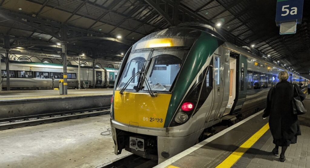 アイルランドの鉄道は、列車が遅れる理由についてもっと透明にする必要がある、と乗客グループは言う
