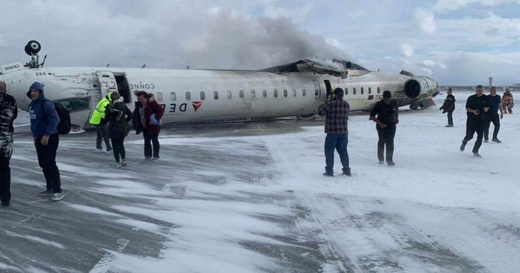 トロント、着陸段階で飛行機が転覆し、少なくとも8人が負傷した