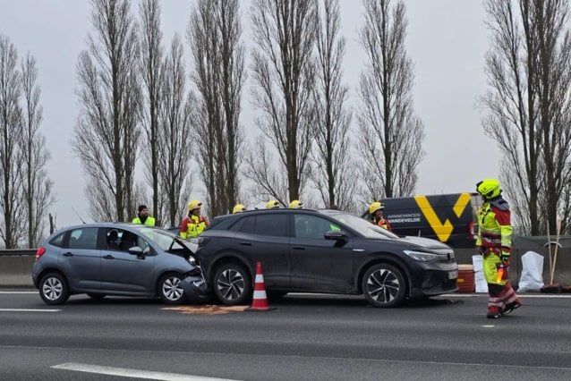 Ghentに向かってE17で8台の車両とのチェーン衝突は、Lokerenの近くで大きな迷惑をかけます