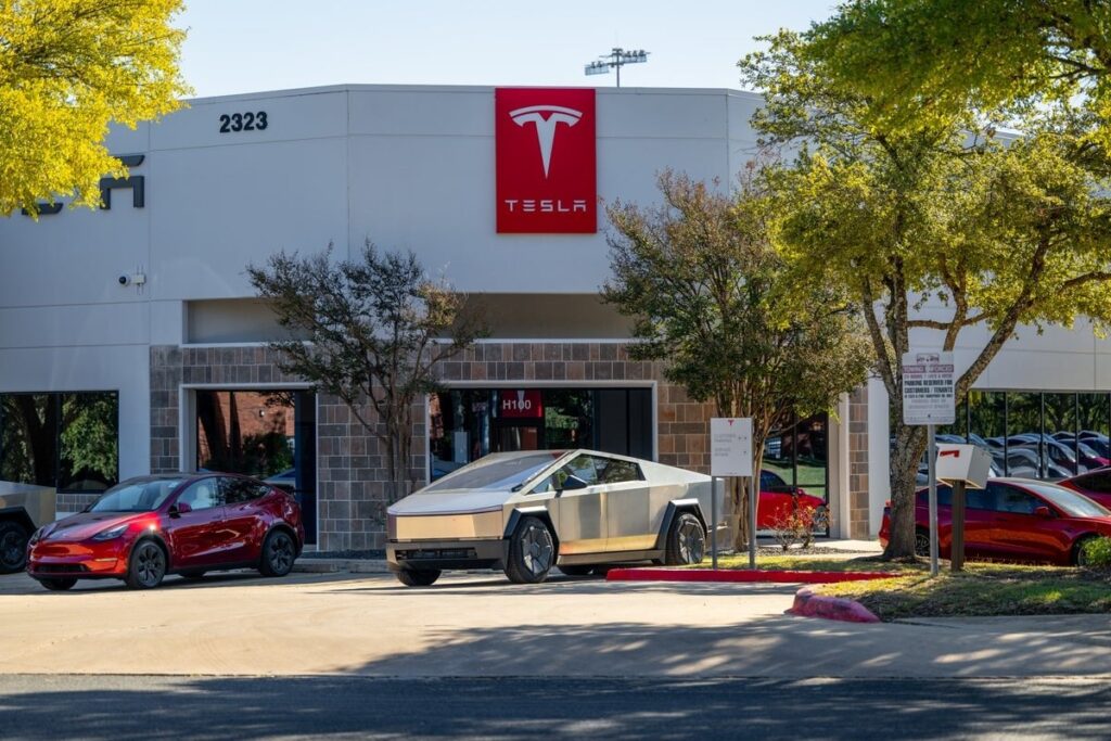 トランプホワイトハウスでのマスクの新しい役割の中で世界中で急落するテスラの販売