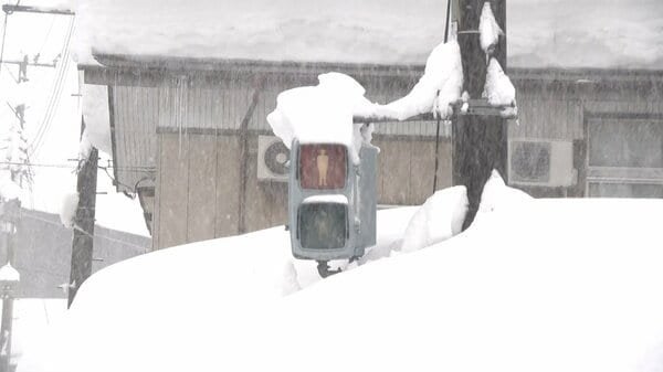 【警戒】“居座り”寒波3連休襲う…“とてつもない量の雪”で積雪計も測定不能 スキー場では“安全運営困難”で「営業休止」 石川は「顕著な大雪情報」