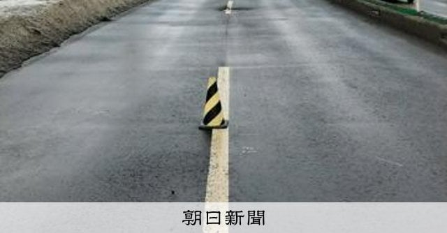 札幌市清田区の道道で道路陥没、けが人なし 深さは2メートル程度