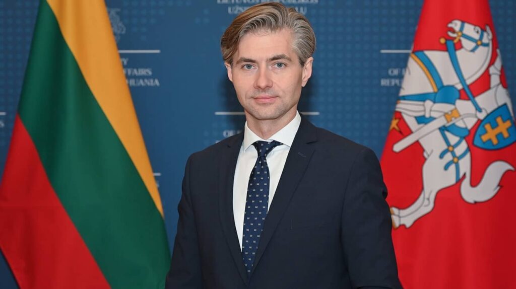 リトアニアの外務大臣は、ロシアのガス輸出を危険なほど見当違いとして再起動するという考えを拒否しています。KęstutisBudrysは、いくつかのメディア報道で提示されているように、ロシアのガス輸出を再開するためにロシアを「和平協議」に導くことができることを示唆するアイデアを批判しました。