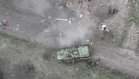 Pokrovsk以外のBTR-82車両から展開する11人のロシア人全員を殺すのに数秒かかりました