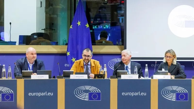 Vlad Voiculescu、ルーマニアのガンドゥルに対する異常に残忍な攻撃、Realitatea TV：「いくつかの普通の掃除機」