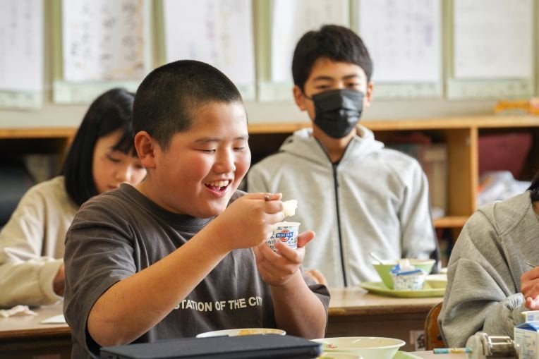 沖縄本島の卒業小学生にアイスをあげる