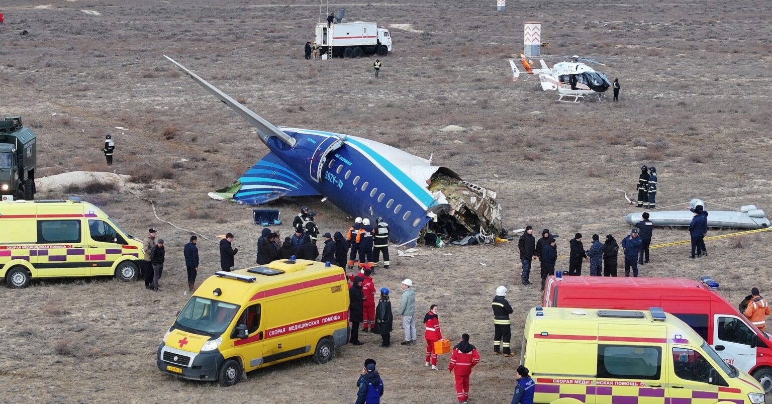 カザフ政府のウェブサイトでの報告によると、ロシアを介した事件の後、crash落したアゼルバイジャンの飛行機はロシアを介した事件の後に穴に悩まされていた。