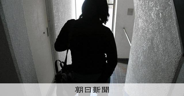 孤独死見越す44歳、就職氷河期なお重しに 未練わく夜に抱くものは　非正規雇用で月収は15万円弱。小説を書くウェブライターの副業を合わせても「ワーキングプア」（働く貧困層）の境界線とされる年収約200万円には届かない。
