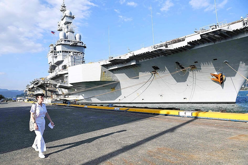 フランスの原子力航空機航空会社とそれに付随する軍艦は、紛争中の南シナ海でフィリピン軍との戦闘訓練を開催しています