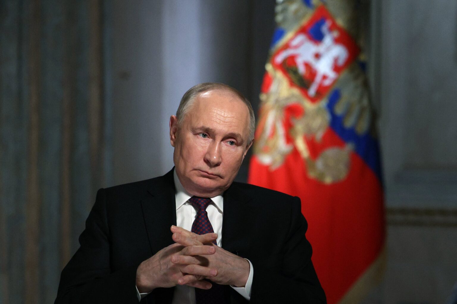 爆発はロシアのシャドウ艦隊タンカーがプーチンの故郷の近くにドッキングされた