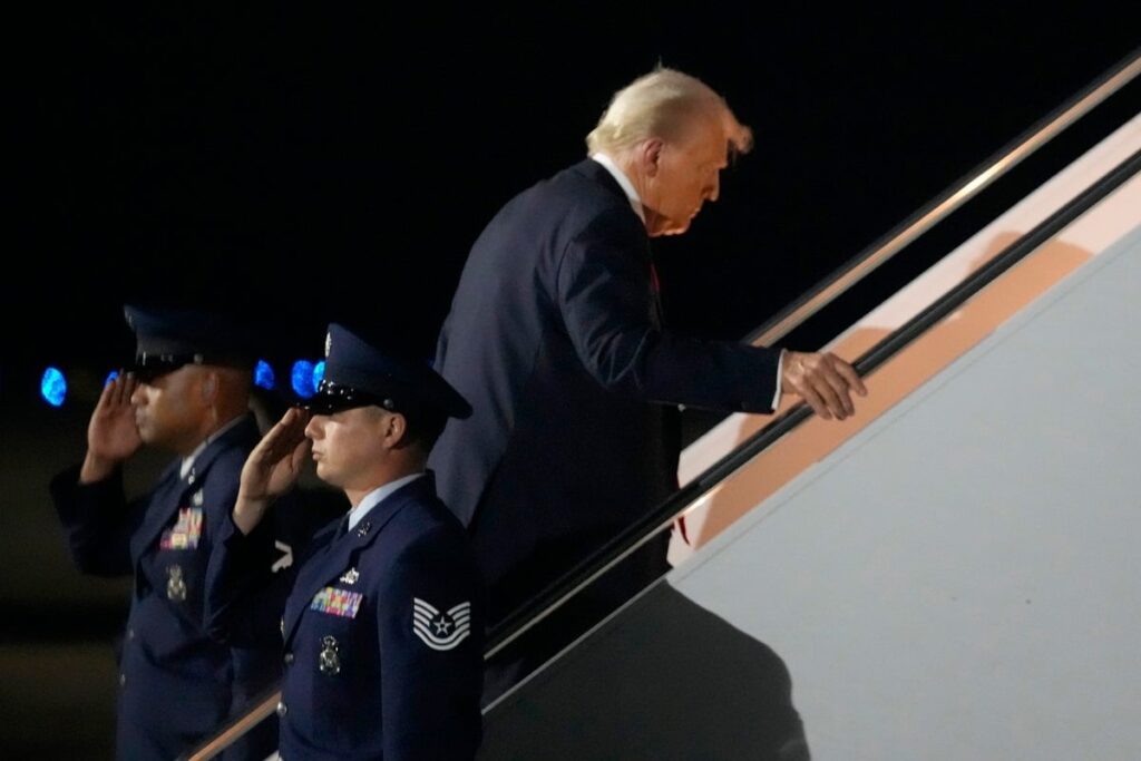 トランプは負けたチームを支援した後、早くスーパーボウルを去ります