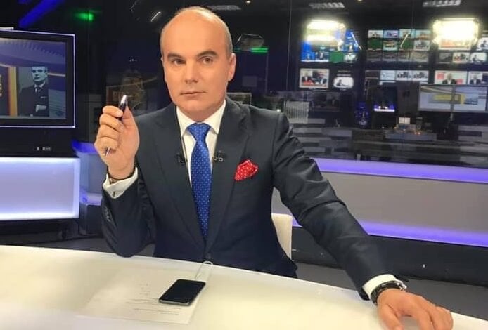 リベラルなレア・ボグダンは、恒久的なゲスト /テレビ局としてRealitatea Plusに戻って、「大統領が選んだ」として提示しているカリン・ジョージクを公然とサポートしています。