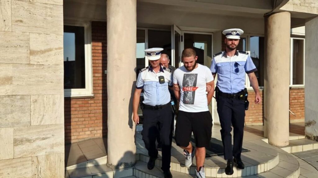 この少年の確信について話しましょう。彼は車輪で酔っている3人を殺した。 5年の刑を受けた