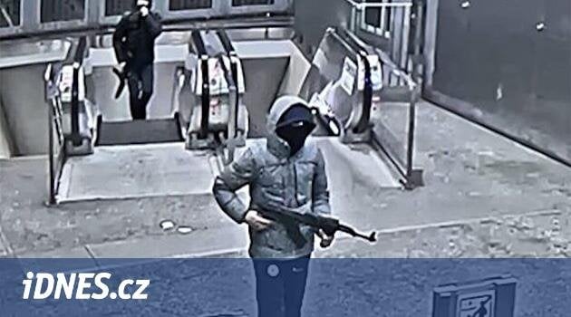 ブリュッセル警察は、カラシニコフの男性を探しており、地下鉄で銃を撃っています（どういうわけか、ボバンは授与されました）。