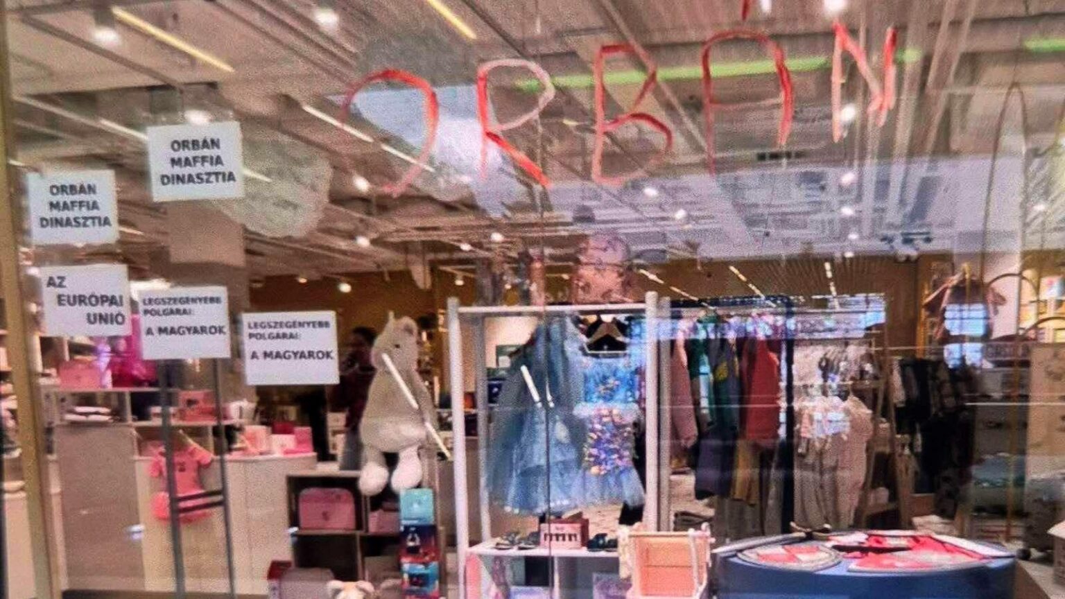 「マフィアディナスティ」ラベルは、オルバンレイチェルのベビーショップのショーケースに接着されていました