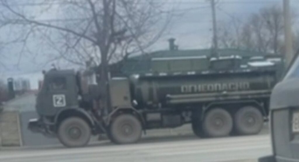 ウクライナの党派は、住宅地とヤードで燃料タンカートラックを隠して偽装したロシアの占領者を報告しています