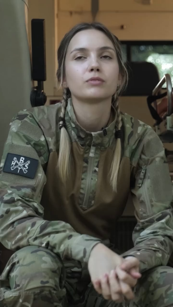これは、「トリ」と呼ばれるヴィクトリア・ホンチャルクです。彼女は奨学金プログラムでティーンエイジャーとして米国に引っ越しましたが、彼女の故郷を守るために戻ることにしました
