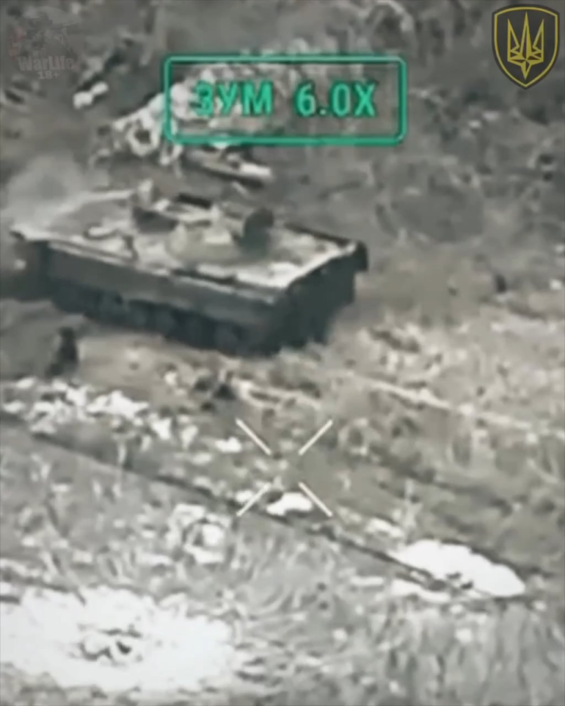 ロシアのBMPドライバーは、ウクライナのドローンを回避しようとしながら、彼自身のデサントニキをパニックに巻き込んで押しつぶします [filmed by 4th NG Brigade "Rubizh", February 2025]