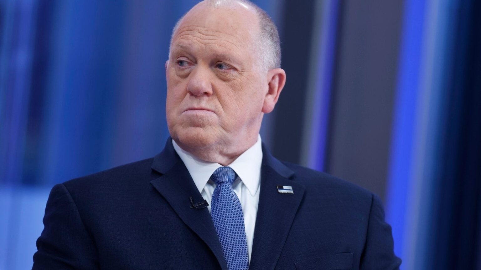 「Border Czar」は、DOJが移民に彼らの権利を通知するためにAOCを起訴すべきかどうかを尋ねることで倍増します