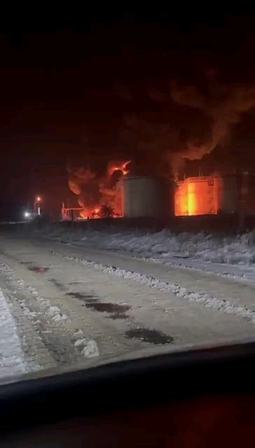 夜、ウクライナのUAVは、クラスノダール領土のノボミンスカヤ村でロシアの石油デポ「アルバシュネフチ」を攻撃しました。 2025年2月 [Translation requested]