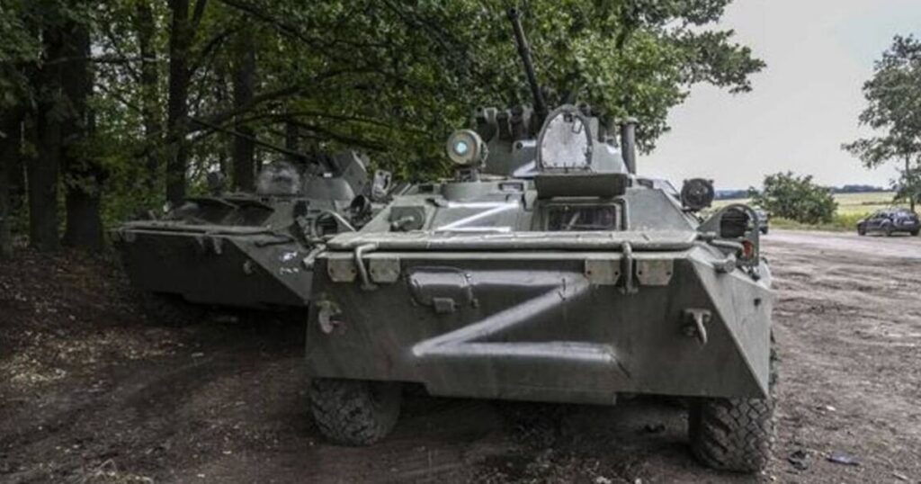 ロシアの兵士は、司令官と列の後に眠っている間に4人の同志を撃ちます