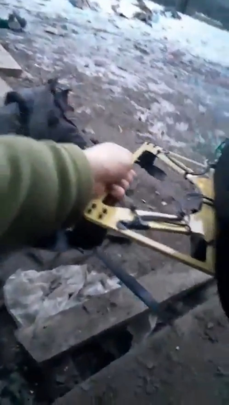 ウクライナの兵士は、彼の位置に飛び込んだが爆発しなかった熱バーヘッドでロシアのFPVドローンを引き出します。 2025年2月