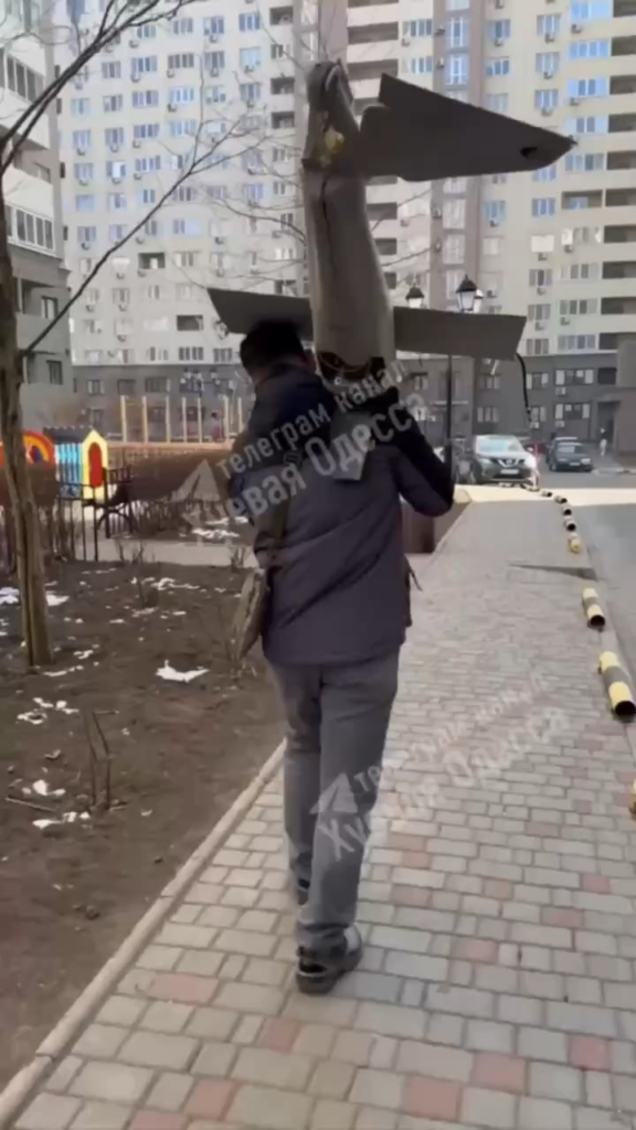 ウクライナの民間人がオデッサで倒れたロシアのオーラン-10偵察ドローンを家に持ち帰っているのが見られます -  2025年2月