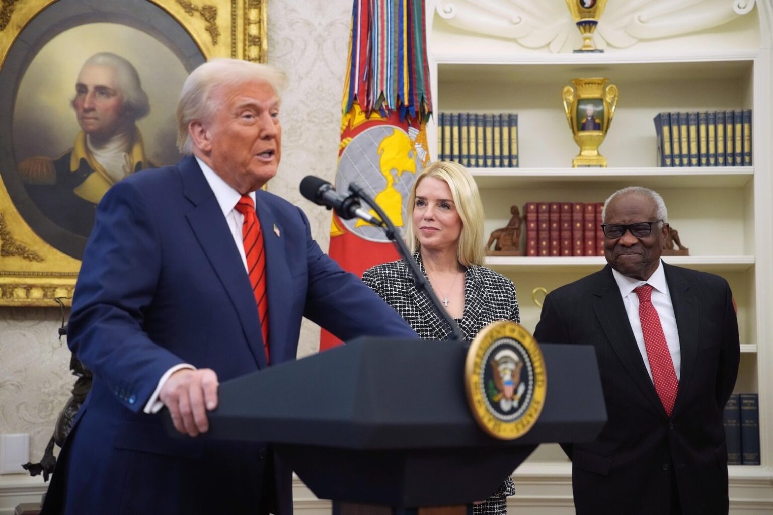 Pam Bondiは、DEIを行う企業を犯罪的に調査するようにトランプDOJに指示します