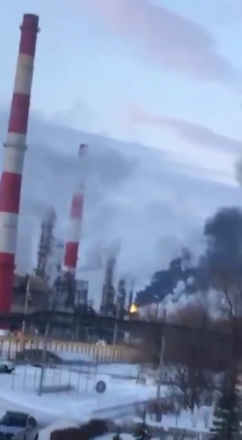 落下の破片の状況の余波：今朝のロシアのサイズランの石油精製所。