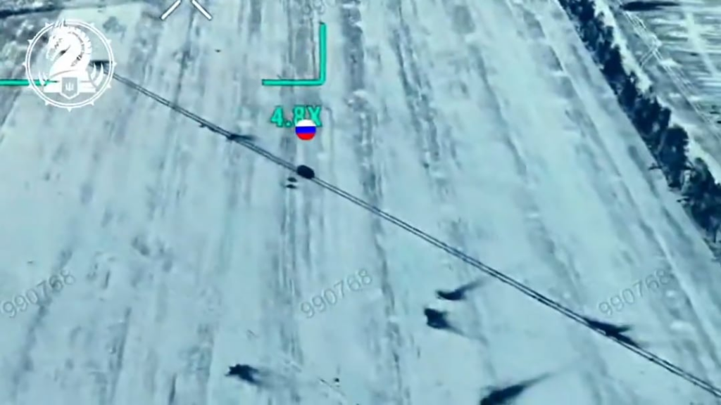 ロシアのタートルタンクは7ヒットを獲得し、その後クレーターに止められました。第47機械化旅団によって撮影されました。 Kursk Oblast。 2025年2月