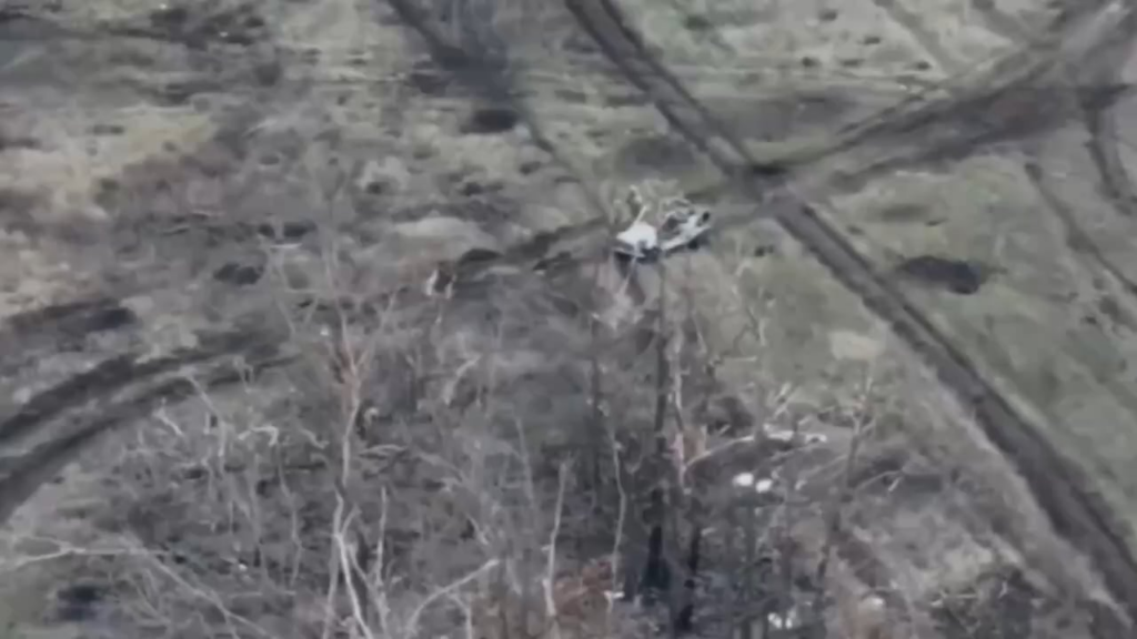 ロシア人は、ドネツク地域のヴェルキネカメンセンコエの村の近くで攻撃に失敗した後、車の中でドローンから逃げました。最後の男はドローンができる前に自分自身を取り出します