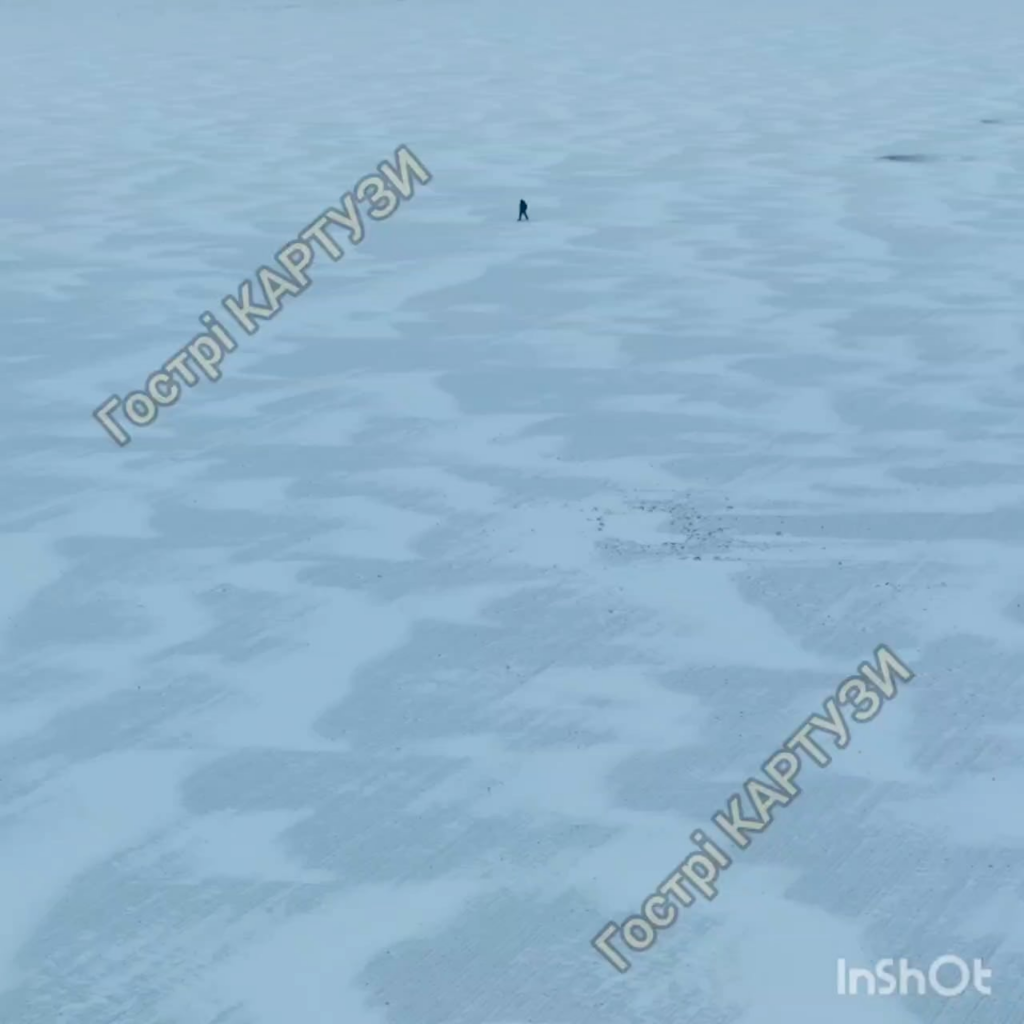 ロシアの兵士は、近づいているウクライナのFPVドローンを聞いて、頭を撃った。最後まで見てください