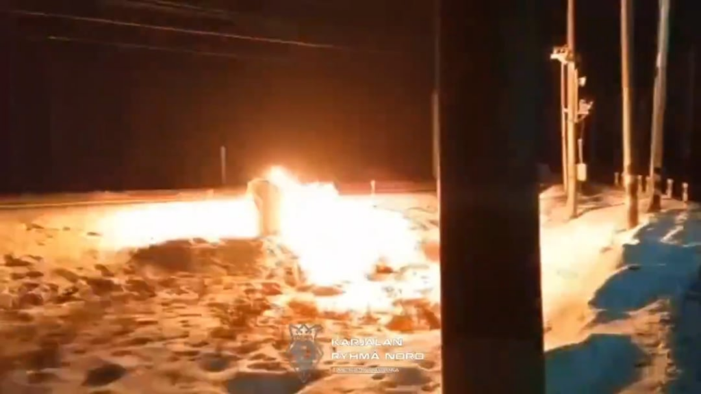 ロシア：占領されたカレリア共和国のパルチザンは、軍事物流を混乱させるために鉄道中継キャビネットをトーチしました。カレリアは、サンクトペテルブルクとムルマンスクの間のフィンランドに隣接しています。 2025年2月