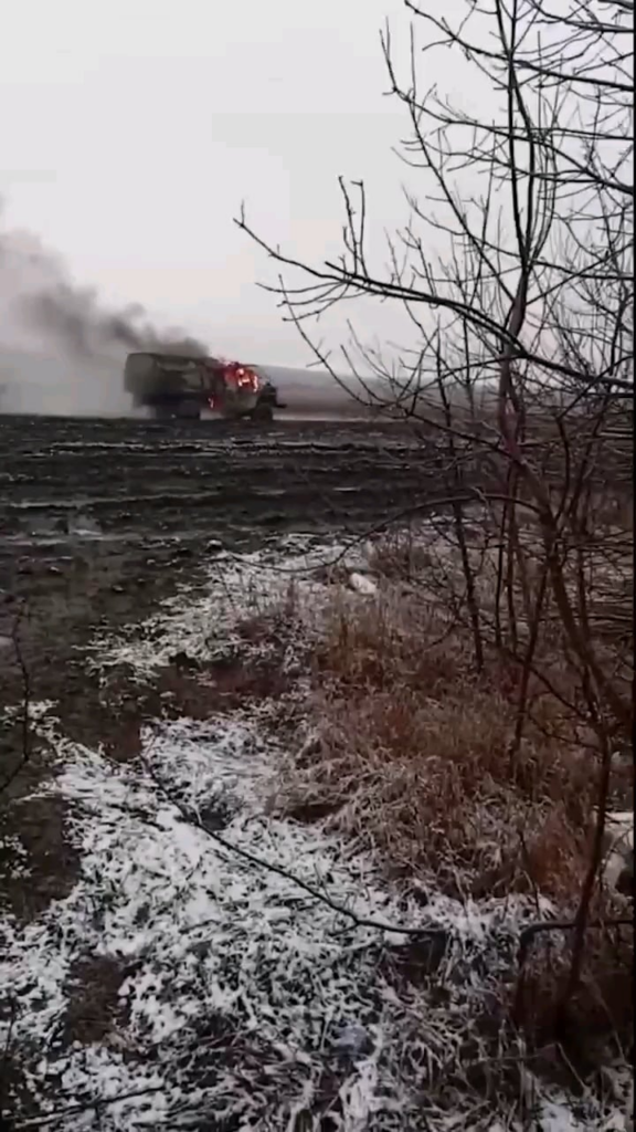 ロシアの兵士は、ロシアの輸送車両でのウクライナのドローンストライキの余波を撮影しました。情報筋によると、ドライバーはそれを作りませんでした。 2025年2月