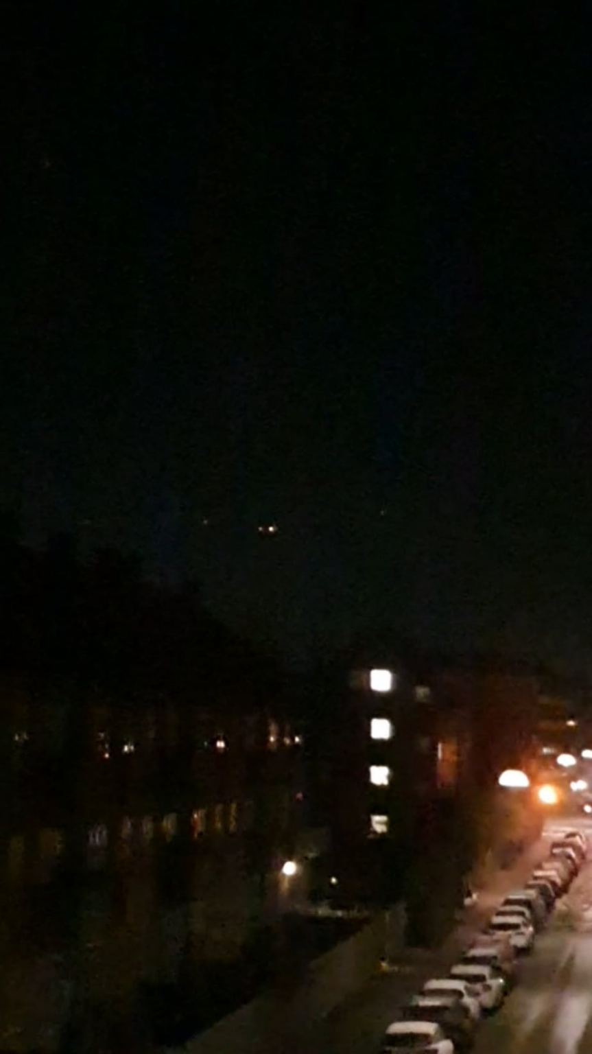 私の窓の外を見て、流星の断片を燃やしているように見えるものが空を横切って飛んだ