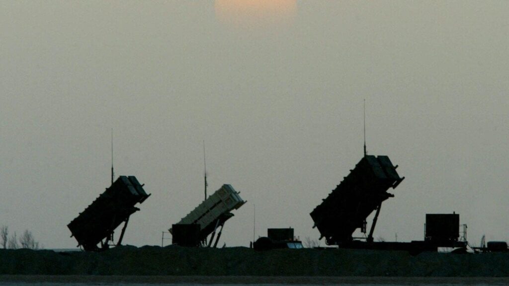 ヨーロッパでの大戦争への恐怖により、政府は防衛購入のために10億ドルの基金を設置するようになります