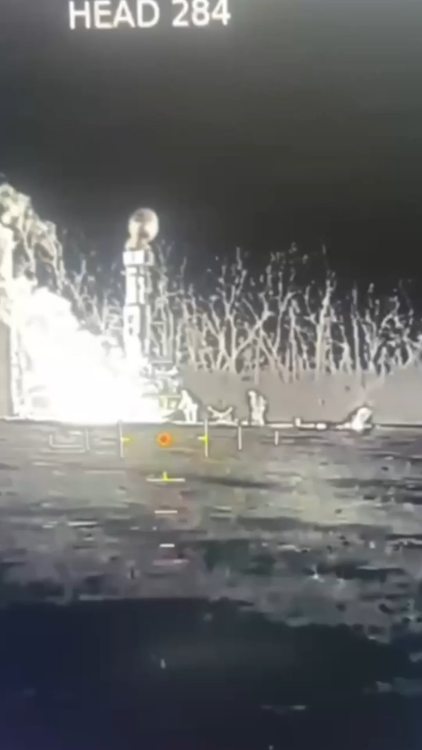 ロシア軍は、ウクライナの吸血鬼のドローンに襲われたS-300ミサイルシステムを巻き込んだ火を消そうとします。