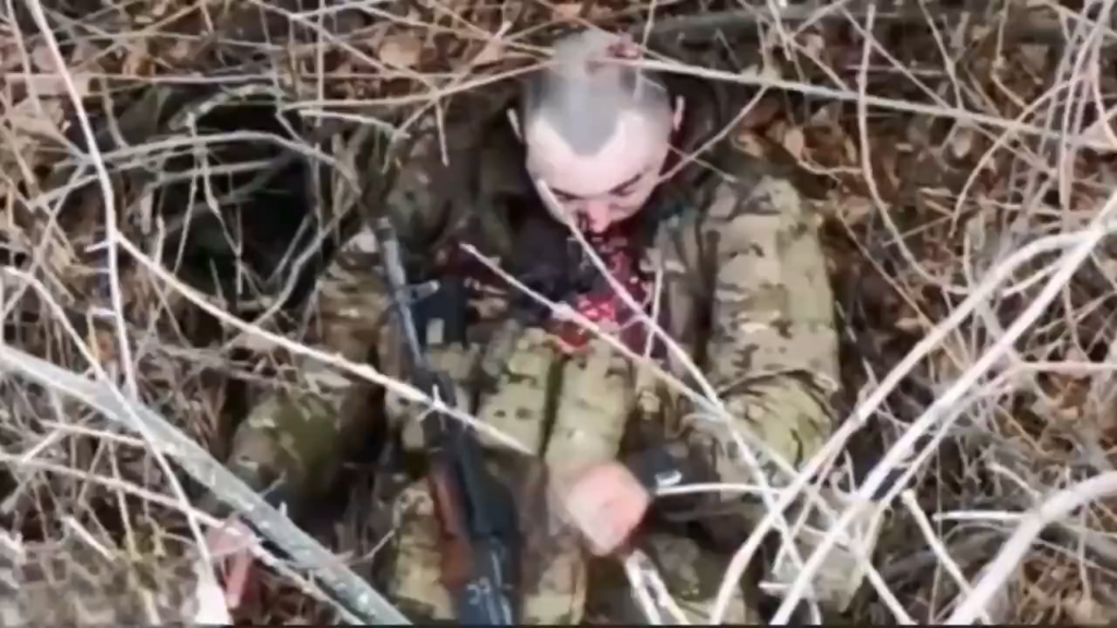 別のロシア人が自分自身を撃ちます。場所/日付不明。