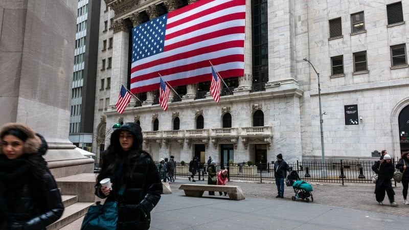 インフレと関税が懸念するにつれて、ダウは800ポイントを転倒します