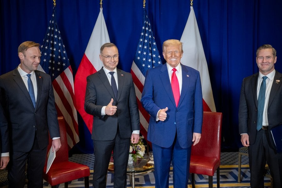 トランプ・スナッブス・ポーランド大統領、デュダ、アラ・プーチン：トランプは屈辱的なポーランドで、大統領との会談のために90分遅れて現れ、アンドルゼ・デュダに予定された時間ではなく11分間の「聴衆」を与えた。