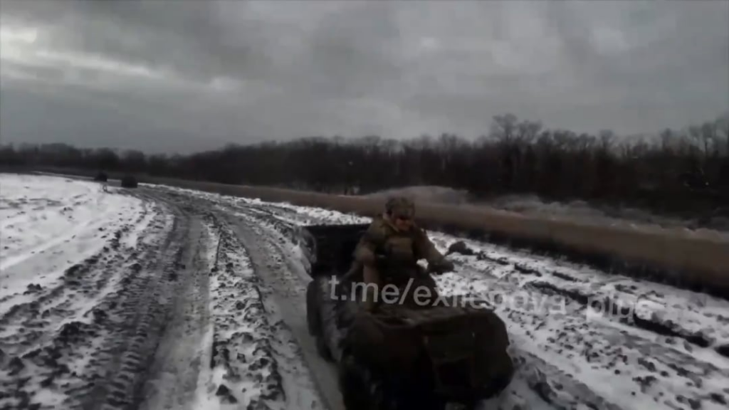 ATVに乗っているロシアの兵士は、おそらく酔っ払ったトラックの運転手に襲われます。 2025年2月