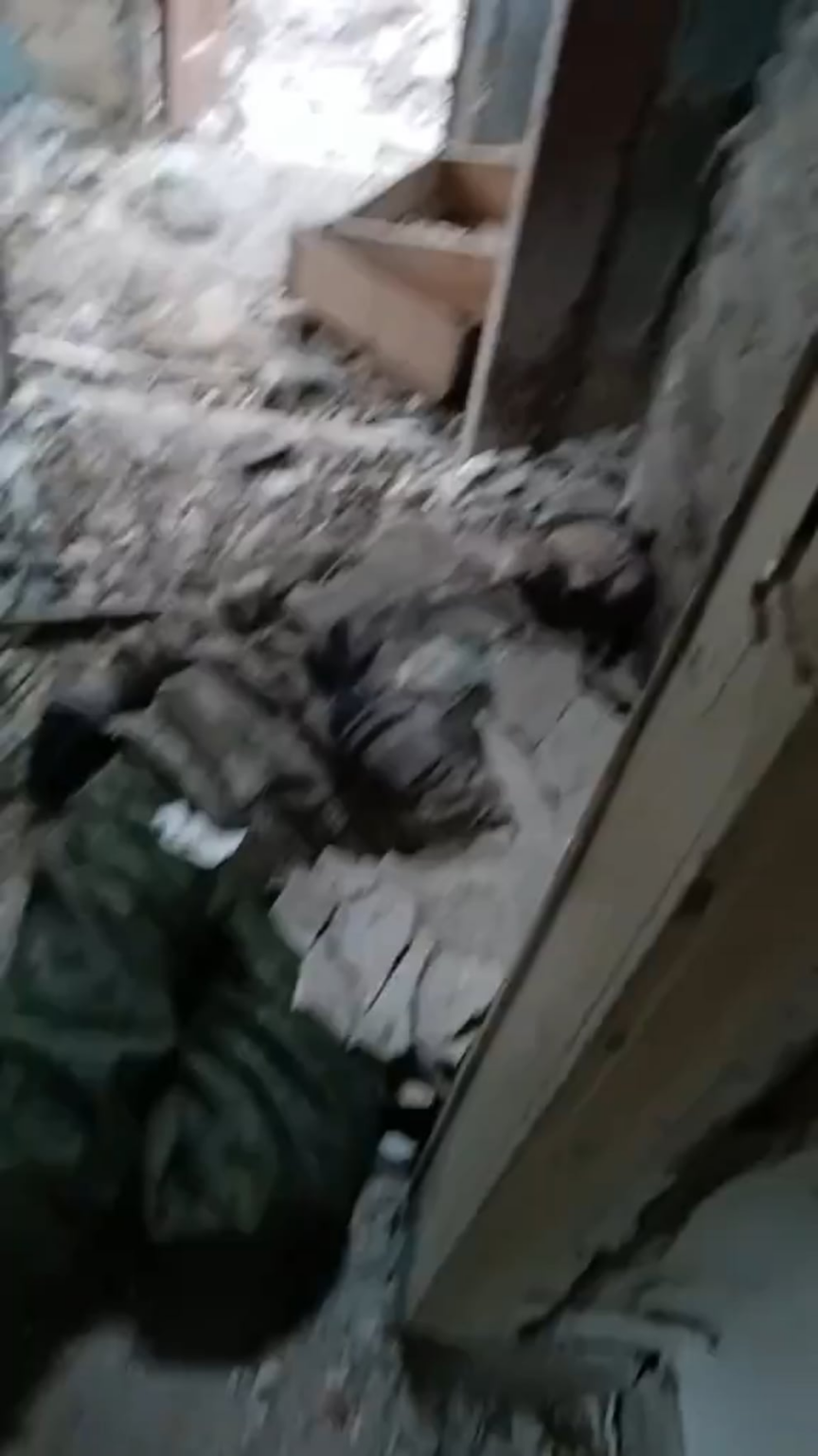 NSFW：ウクライナの兵士は、チャシブ・ヤーでの家から家への戦いの余波を示しています。 1人のロシアの兵士kia。別のものが捕らえられました。 2025年2月 [graphic content]