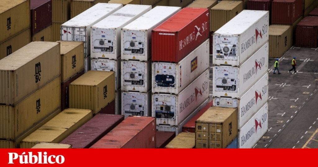 麻薬カルテルに接続された税関の従業員は、自宅に30万ユーロを持っていました