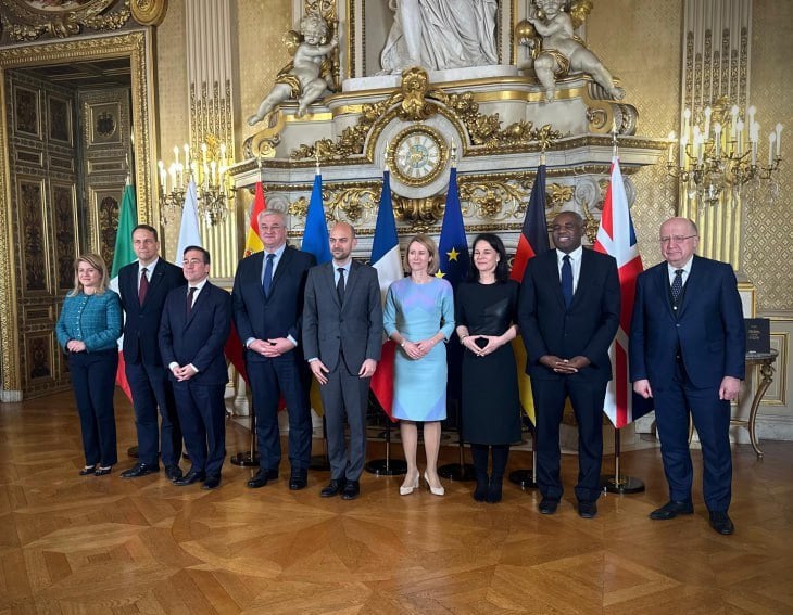 ウクライナとヨーロッパは、フランス、ドイツ、ポーランド、イタリア、スペイン、イギリス、ウクライナ、EAS、欧州委員会の外務大臣による共同声明である交渉の一部でなければなりません。