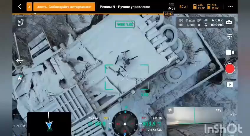 磁石を備えたウクライナのドローンは、放置されたロシアのドローンを盗みます。場所不明 -  2025年2月