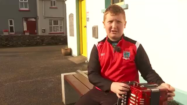 ミシャ・ヤーヒッツェはウクライナ人で10歳です。彼はわずか2年前に母親と戦争から逃げ、西ケリー・ガエルタハトのベイア・ア・フハイアレアラに定住しました。
